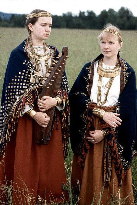 Iron Age Latgallian/Latgaļu dress and ornament. Baltic from Latvia. Metal reproductions by Daumants Kalniņs of Seno Rotu Kalve in Cēsis, Latvia. His daughter (left) and wife (right) are modeling. Baltic Traditional Clothing, Dark Ages Clothing, Baltic Women, Baltic Fashion, S Costumes, Slavic Clothing, Aged Clothing, Viking Garb, Medieval Garb