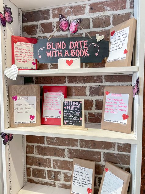 Book Display Aesthetic, Romance Book Store Aesthetic, Bookstore Ideas Creative, Small Book Store Aesthetic, Romance Book Store, Book Store Decor, Book Store Display, Bookstore Organization, Pop Up Bookstore