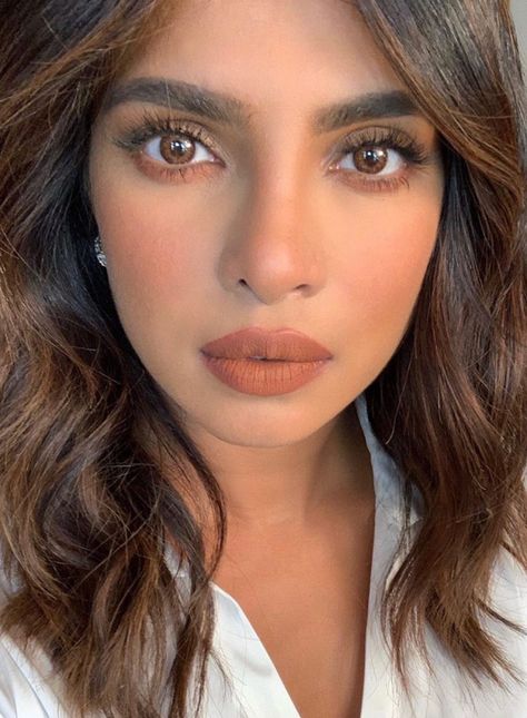 Supermodel Skincare, Priyanka Chopra Hair, Priyanka Chopra Makeup, Indian Makeup Looks, Warm Makeup, Natural Makeup Tips, Lipstick Eyeshadow, Best Natural Makeup, Pride Makeup