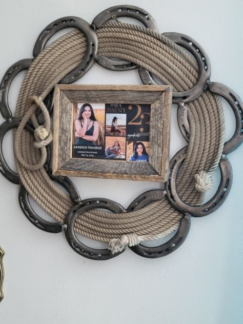 Christmas Horse Shoe Art, Horseshoe Wreath Diy, Horseshoe Crafts Projects Western Decor, Useful Welding Projects, Diy Horse Gifts, Horse Shoe Welding Art Ideas, Horse Shoe Projects, Lariat Rope Crafts, Horseshoe Ideas