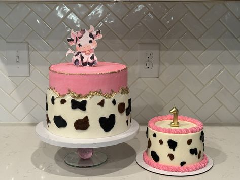 Cow Print First Birthday Cake, Pink Cow Smash Cake, Pink Cow Cake Ideas, Pink Baa Moo I’m Two, La Vaca Lola Cake, Cow Birthday Parties, Cow Birthday, Birthday Balloon Decorations, Balloon Decorations