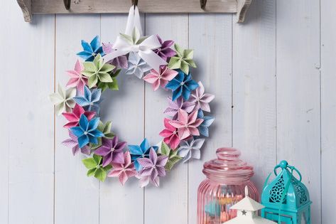 How to make an origami wreath Origami Butterfly Easy, Paper Flower Wreath, Origami Wreath, Paper Origami Flowers, Flower Fairy Lights, Origami Cards, Paper Flower Wreaths, Creative Origami, Origami For Beginners