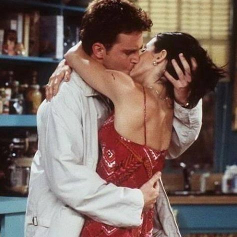 Chandler And Monica, Friends Best Moments, Monica And Chandler, Friends Moments, Monica Geller, Friends Series, Chandler Bing, Friends Characters, Matthew Perry