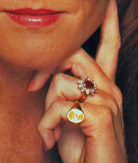 Royal Jewels of the World Message Board: Re: Diana's engagement ring (Shown: Sarah, Duchess of York's engagement & signet ring). Diana Engagement Ring, Royal Engagement Rings, Diana Ring, Royal Rings, Pinky Signet Ring, Estilo Real, Rose Stem, Best Engagement Rings, Dope Jewelry