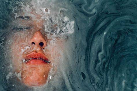 Face Submerged In Water, Face Coming Out Of Water, Underwater Portrait, Mermaid Photography, Social Media Drawings, Underwater Painting, Glass Photography, Girl In Water, Charcoal Art