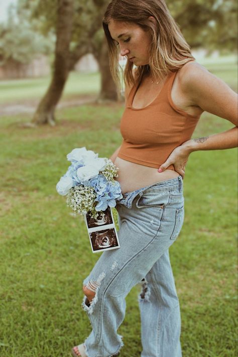 Gender Reveal Photoshoot Flowers, Flower Bouquet Gender Reveal, Gender Reveal Bouquet, Gender Reveal With Flowers, Flower Gender Reveal Photoshoot, Gender Reveal Ideas Photoshoot, Gender Reveal Flowers, Flower Gender Reveal, Flowers Gender Reveal