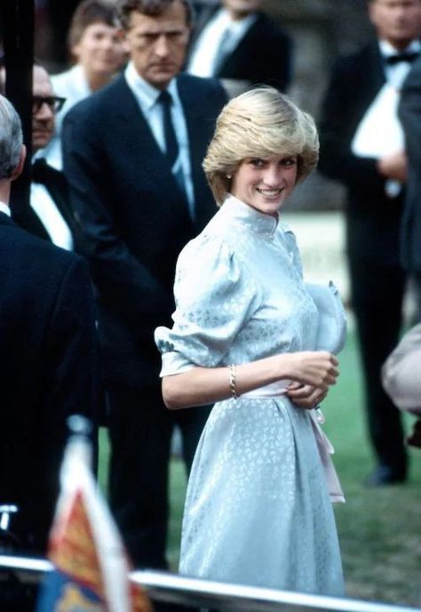 Princess Diana And Charles, Princess Diana Fashion, Princess Diana Photos, Princess Diana Pictures, Princes Diana, Diana Fashion, Elisabeth Ii, Lady Diana Spencer, Diana Spencer