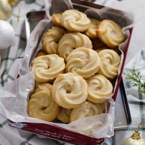 These Danish Butter Cookies taste just like the ones in the iconic Royal Dansk blue tin; this simple recipe makes the best piped butter cookies! #cookies #dessert #christmas #holidays #christmascookies #holidaycookies #buttercookies Brown Eyed Baker, Keju Cheddar, Danish Butter Cookies, Butter Cookies Recipe, Easy Cookie Recipes, Easy Cookies, Cookie Desserts, Holiday Cookies, Butter Cookies