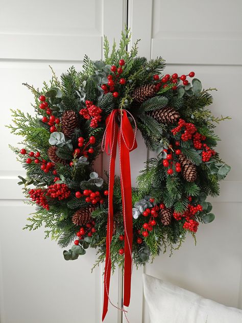 Green Christmas Wreath, Christmas Advent Wreath, Holiday Wreaths Christmas, Christmas Floral Arrangements, Wreath Winter, Christmas Door Wreaths, Christmas Front Doors, Christmas Themes Decorations, Merry Christmas Decoration