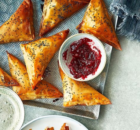 Brie & cranberry filo parcels Filo Parcels, Filo Pastry Recipes, Brie Cranberry, Vegetarian Christmas, Christmas Buffet, Filo Pastry, Cranberry Cheese, Bbc Good Food, Baked Brie