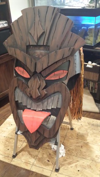 Tiki Costume, Tiki Costume Diy, Tiki Halloween Decor, Cardboard Tiki, Diy Tiki Mask, Diy Tiki Decorations, Tiki Mask Craft, Diy Tiki Mask Cardboard, Mascaras Tiki