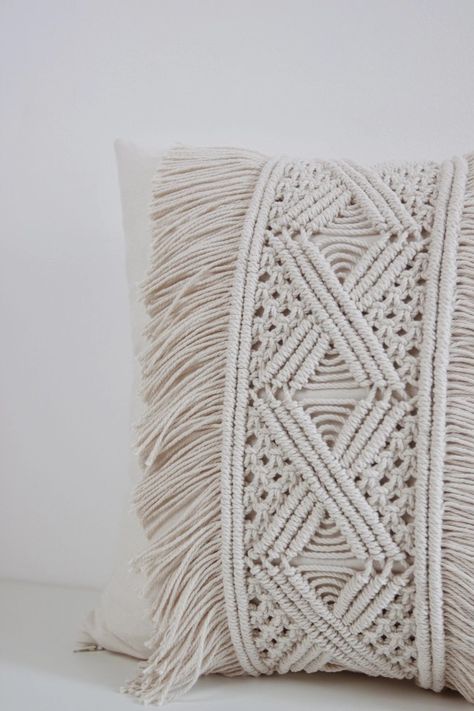 Macrame Pillow, Tapestry Macrame, Cheap Cushion Covers, Macrame Home Decor, Macrame Tapestry, Knit Pillow, Macrame Patterns Tutorials, Modern Macrame, Macrame Ideas