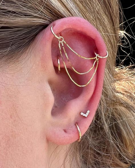 She’s dressed to kill ✨ Adorned by @diamondinthedaith #staytruebodypiercing #safepiercing #appmember #gold | Instagram Chain Ear Piercings, Chain Industrial Piercing, Gold Industrial Piercing, Ear Piercings Industrial, Industrial Earrings, Industrial Piercing Jewelry, Cartilage Jewelry, Cool Ear Piercings, Ear Style