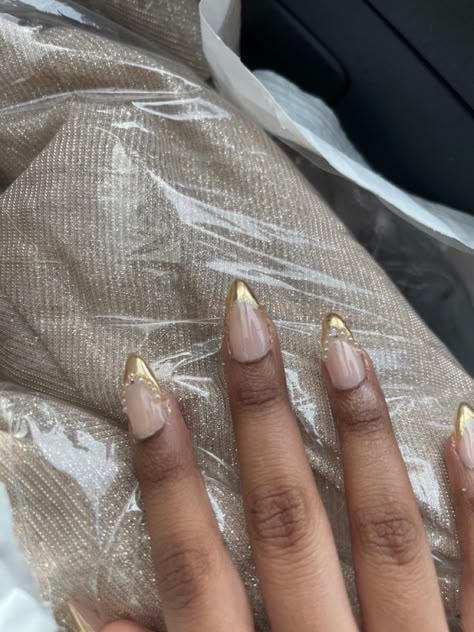 Gold nails with pearl necklace inspired detail Light Gold Acrylic Nails, Nail Ideas For Champagne Dress, Gold Prom Dress Nails, Gold Nails With Pearls, Gold And White Almond Nails, Pearl Gold Nails, White Nails Gold Tips, Gold Theme Nails, Gold Dress Nails