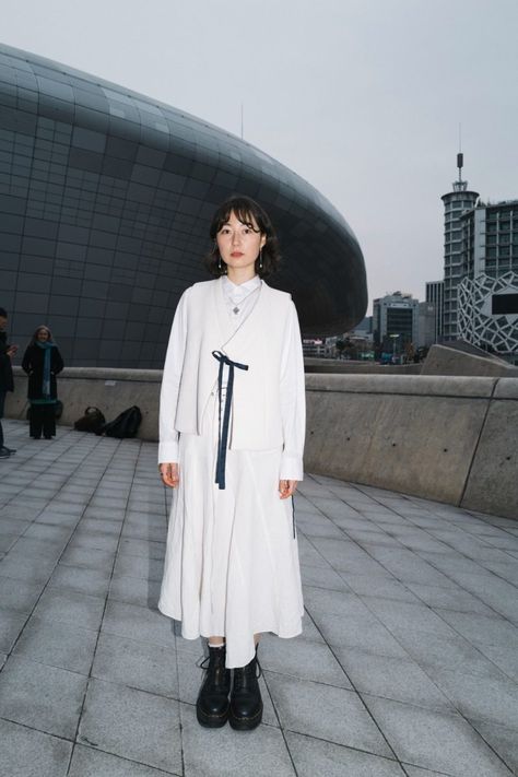 The best street style from the Seoul Fashion Week fall/winter 2024 shows Seoul Fashion Week Street Style, Seoul Street, Shanghai Fashion Week, Minimalist Street Style, Shanghai Fashion, Tight Leather Pants, Street Style Photos, Black Photography, Stylish Celebrities