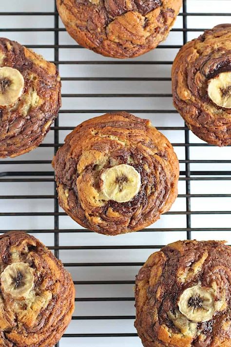 Nutella Swirled Banana Muffins Moist Banana Muffins, Banana Desserts, Nutella Snacks, Nutella Recipes Easy, Breakfast Favorites, Nutella Muffins, Morning Meals, Fancy Breakfast, Healthy Banana Muffins