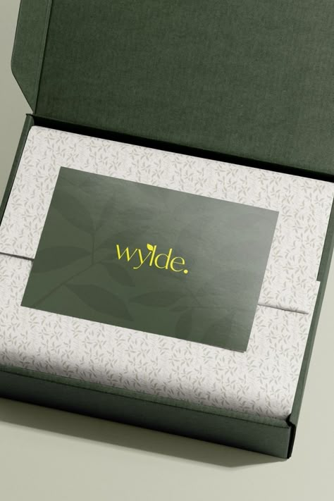 Green Box Packaging Design, Minimalist Product Packaging, Custom Shipping Packaging, Custom Tissue Paper Packaging, Unboxing Experience Packaging, Tissue Paper Packaging Ideas, Napkin Packaging, Packaging Luxe, Belly Band Packaging