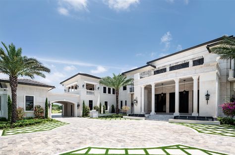 Outrageous Florida Mansion Has 250,000-Gallon Saltwater Pool Inspired By The Wynn Las Vegas Single Story Mansion, Houston Mansions, Mansions Luxury Interior, Oliver Brynnum, Minimalist Houses, White Villa, Beautiful Mansion, Korean House, Florida Mansion