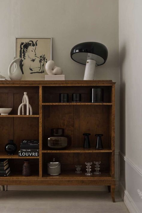 An Eclectic Style To Stand The Test Of Time - Nordic Design Bungalow Dining Room, Loft Apartment Designs, Timeless Interior Design, Nordic Interior Design, Gold Living Room, Marcel Breuer, Standing Shelves, Ornate Furniture, Nordic Interior