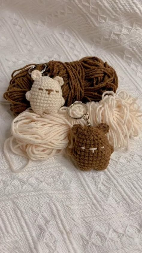 Crochet Keychain For Beginners, Crochet Mini Projects Ideas, Christmas Theme Crochet, Mini Crochet Projects Ideas, Cute Crochet Bag Charms, Things To Crochet With Brown Yarn, Crochet Mini Things, Cute Mini Crochet Ideas, Mini Things To Crochet