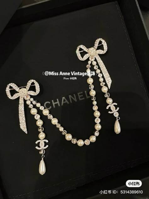 Broche Chanel, Ethereal Jewelry, Jeweled Bag, Pretty Jewelry Necklaces, Luxe Jewelry, Jewelry Accessories Ideas, Dope Jewelry, Chanel Jewelry, Classy Jewelry