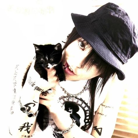 Asian Punk, Photo Cat, 2000s Emo, Rawr Xd, S Icon, Japanese Boy, Emo Bands, Pose Reference Photo, Art Poses