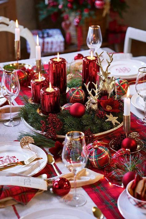 https://www.facebook.com/chicandantique/photos/a.627014444035104/2602923623110833/?type=3 Christmas Table Setting, Christmas Dinner Table, Tartan Christmas, Christmas Tabletop, Christmas Tablescapes, Christmas Dining, Christmas Tea, Christmas Table Settings, Christmas Centerpieces