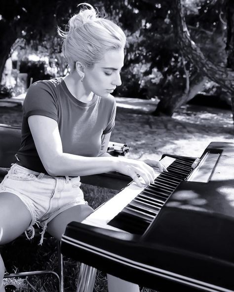 Gefällt 488 Mal, 2 Kommentare - Lady Gaga (@ladygagatv) auf Instagram: „Lady Gaga recorded a piano version of Joanne, accompanied by a music video!  {#LadyGaga}“ Joanne Lady Gaga, Sin City 2, Lady Gaga Joanne, Lady Gaga Photos, Lady Gaga Pictures, Oh My Goddess, A Star Is Born, Iconic Women, White Photo