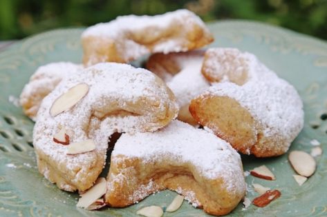 Shakarlama – Georgian butter cookies with almond Almond Filling Recipe, Georgian Desserts, Almond Crescents, Pastry Filling, Almond Paste Recipes, Almond Crescent Cookies, Almond Filling, Almond Pie, Crescent Cookies