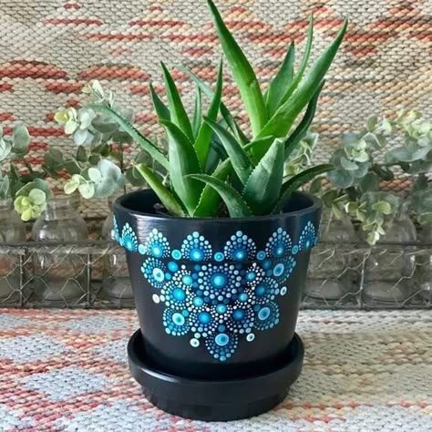 Mandala Plant Pot, Terra Cotta Pot Crafts Diy, Flower Pot People, Flower Pot Art, Terra Cotta Pot Crafts, Flower Pot Design, Painted Clay Pots, Flower Pot Crafts, Diy Flower Pots