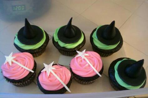 Wicked Cupcakes Musical, Wicked Themed Cake, Wicked Movie Party Ideas, Wicked Cake Musical, Wicked Themed Party Food, Wicked Watch Party, Wicked Cake Ideas, Wicked Musical Party Ideas, Wicked Movie Party