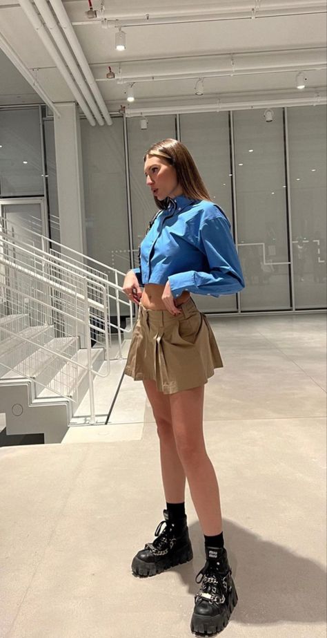 Miu Miu Outfit, Mini Skirts Fashion, Fall Winter Fashion Trends, Spring Fashion Chic, Ny Outfits, Fashion Layout, Ombré Hair, Cold Outfits, Miniskirt Outfits