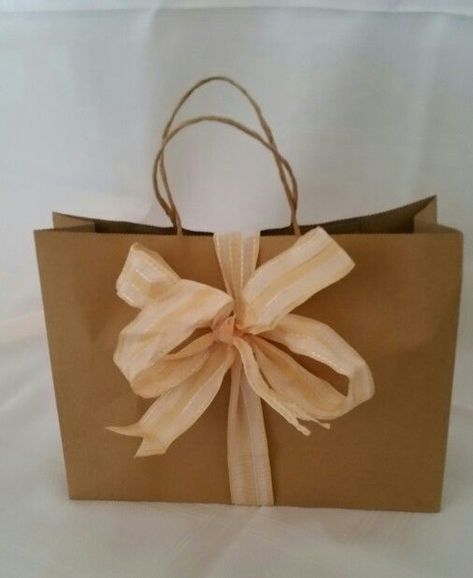 Gift Packing Ideas Paper Bags, Christmas Gift Wrap Brown Paper, Kraft Paper Gift Bags Ideas, Gift Bag Presentation, Brown Bag Gift Wrap, Aesthetic Gift Bag Ideas, How To Pack A Bag For Gift, Gift Wrapping Ideas Paper Bag, Paper Bag Gift Wrapping Ideas