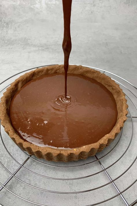 Chocolate Tart Recipe Easy, Hazelnut Tart Recipe, Chocolate Hazelnut Recipes, No Bake Chocolate Tart, Nutella Tart, Hazelnut Dessert, Hazelnut Tart, Rich Chocolate Dessert, Lush Dessert