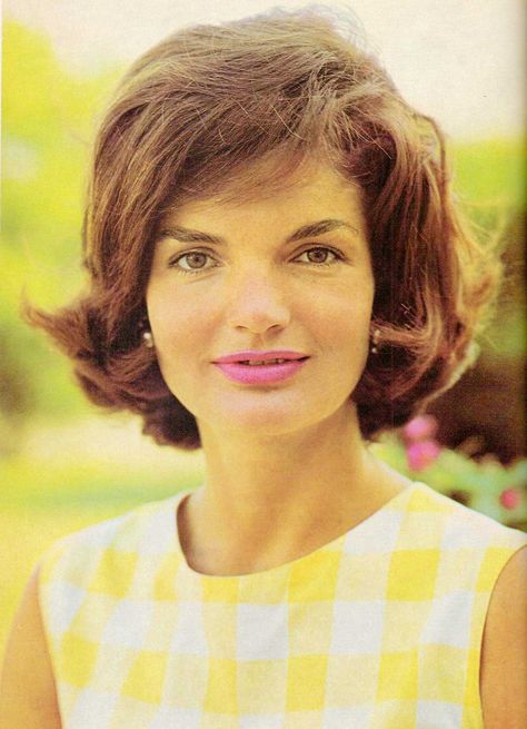 Jackie Kennedy, 1960. Photo by Jacque Lowe.❤❁❤❁❤❁❤❁❤❁❤ http://en.wikipedia.org/wiki/Jacqueline_Kennedy_Onassis  http://www.firstladies.org/biographies/firstladies.aspx?biography=36 Jackie O Style, Jackie Onassis, Athletic Hairstyles, Elsa Peretti, Jackie O, Brunettes, Carolina Herrera, First Lady, Style Icon