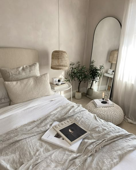 Minimalist Bedroom Accessories, Vanilla Room Inspo Bedroom, Clean Girly Room, Minimalistic Cozy Bedroom, Cozy Bedroom White Walls, Room Inspo Elegant, Minimalist Bedroom Small Cozy, Elegant Room Aesthetic, Greige Bedroom Ideas