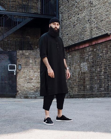 214 mentions J’aime, 4 commentaires - The Muslim Male (@themuslimmale) sur Instagram : "( 📷: @zaahidma ) Black has always been my favorite color to wear 🖤 Though many shy away from it in…" Muslim Streetwear, Muslim Men Clothing, India Fashion Men, Outfit Muslim, Muslim Outfit, Moslem Fashion, Muslim Style, Man Dressing Style, Muslim Men