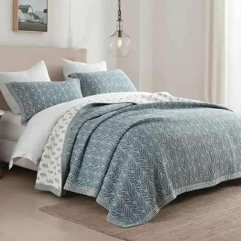 Blue Quilts Ideas Bedroom, Gray Quilt Bedding Ideas, Blue Quilt Bedroom, White Bed Spread, Blue Floral Bedding, Floral Quilt Bedding, White Quilt Bedding, King Quilt Bedding, King Size Quilt Sets