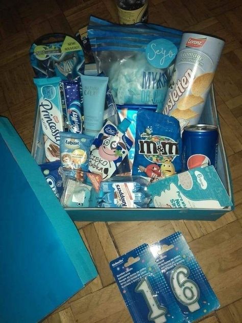 Christmas Gift Baskets Diy, Diy Gift Baskets, Cute Presents, Birthday Gift Baskets, Gift Inspo, Birthday Box, Blue Birthday, Happy Birthday Gifts, Christmas Gift Baskets