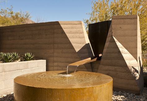 Jones Studio's spacious rammed earth home rises from the humble earth in Arizona and plays with gentle contours of the land. Super Adobe, Earth Architecture, Green Roof Building, Rammed Earth Homes, Rammed Earth Wall, Earth Sheltered, Nature Architecture, Rammed Earth, Architecture Art Design