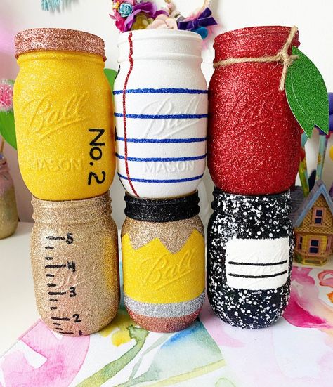 Great gift for teacher or student Teachers Day Present Ideas, Teacher Graduation Party Ideas Education Major, Teacher Centerpieces, Teacher Themed Graduation Party, School Centerpieces, Teacher Graduation Party, Mason Jar Teacher Gifts, Teacher Diy, Teacher Crafts