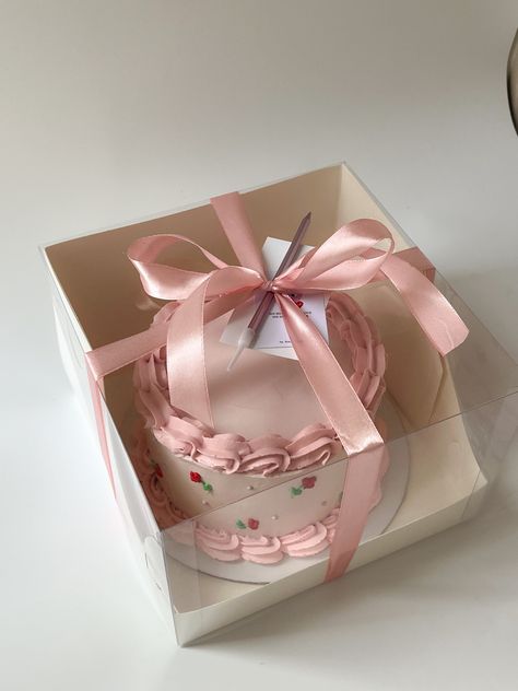 Cake Box Wrapping Ideas, Luxury Cake Packaging, Cupcake Gift Box Ideas, Sweets Box Design Packaging, Bento Cake Packaging, Cake Gift Box Ideas, Mini Cake Shop, Cake Box Ideas, Cake Packaging Ideas