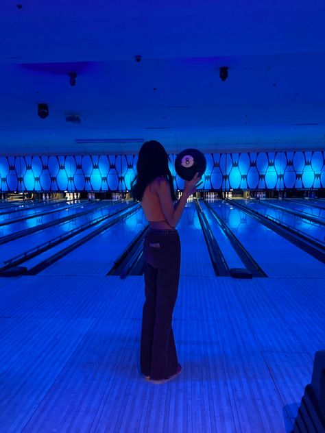 Bowling Poses Picture Ideas, Bowling Picture Ideas, Bowling Pictures With Friends, Bowling Photo Ideas, Bowling Night Aesthetic, Bowling Pics Aesthetic, Bowling Fits, Bowling Poses, Bowling Friends Pictures