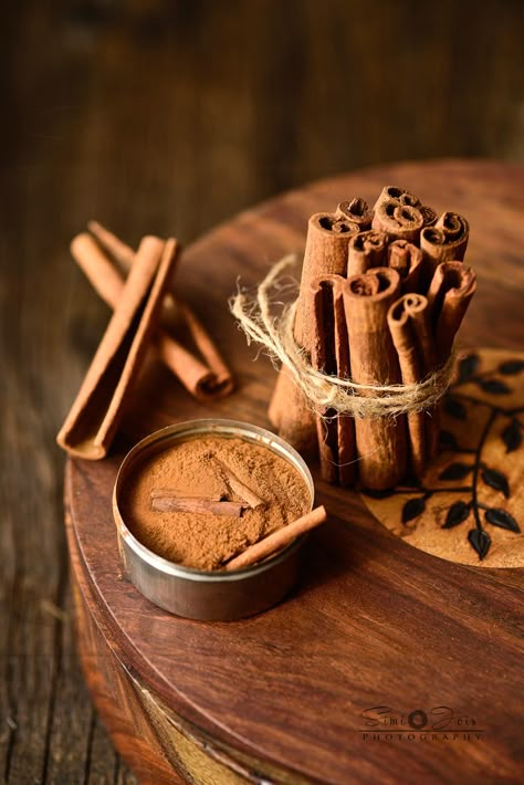 Spices Photography, Indian Food Photography, Cinnamon Benefits, Ceylon Cinnamon, Food Photography Inspiration, Cinnamon Spice, Spices And Herbs, Indian Spices, Spice Blends