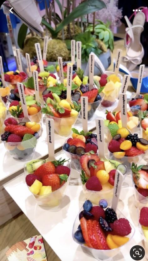 Fruit Cup Display Ideas, Baby Shower Fruit Cups, Wedding Fruit Cups, Charcuterie Fruit Cups, Fruit Cup Ideas For Party, Fruit Charcuterie Cups, Fruit Buffet Ideas Display, Fruit Grazing Table, Fruit Table Ideas Wedding