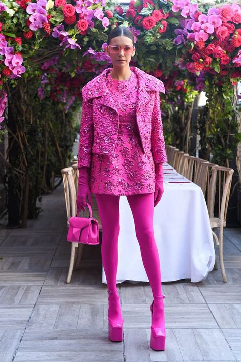 All Pink Outfit, Pink Dress Outfits, Colored Tights Outfit, Barbie Pink Dress, Valentino Pink, Outfit Korean Style, Pink Tights, Monochromatic Fashion, Spring Outfits Men