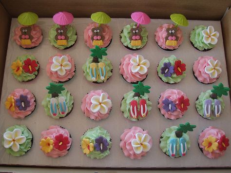 Hawaiian Face Paint, Summer Themed Cakes, Luau Food Ideas, Summer Theme Parties, Hawaiian Cakes, Hawaiian Cupcakes, Beach Theme Cupcakes, Luau Cupcakes, Crazy Cupcakes