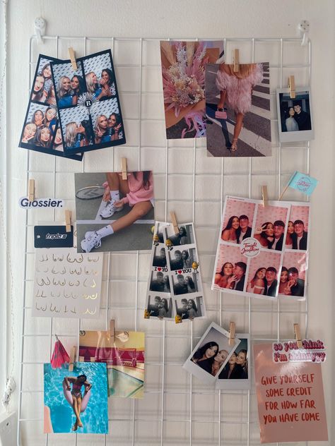 Photo Clip Board, Photo Board Aesthetic, Grid Decor Ideas, Grid Board Ideas, Photo Grid Aesthetic, Polaroid Room, Photobooth Wall, Picture Room Decor, Room Organization Bedroom