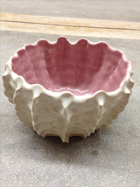 KarenLucid Pottery. Shell Bowl w/pink. Pinch Pot. Ceramic Shell Sculpture, Pinch Pottery Ideas, Slabs Ceramics Ideas, Pinch Pot Designs, Pinch Pot Ideas Ceramics, Hand Building Ceramics, Pinch Pot Ideas, Morning Beverages, Pottery Sculpting