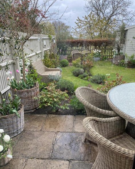 Patio Cottage Garden, English Cottage Fence, Country Courtyard Garden, English Cottage Style Backyard, Cottage Garden Furniture, English Country Backyard, Simple Cottage Garden Ideas, English Garden Furniture, New Build Cottage Garden